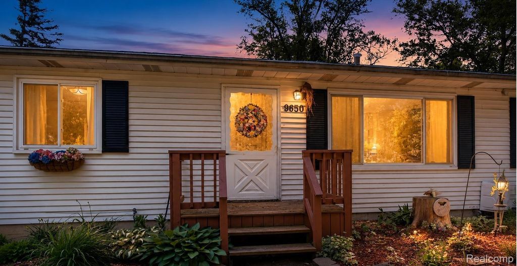 9650 Woodland Court, York charter township