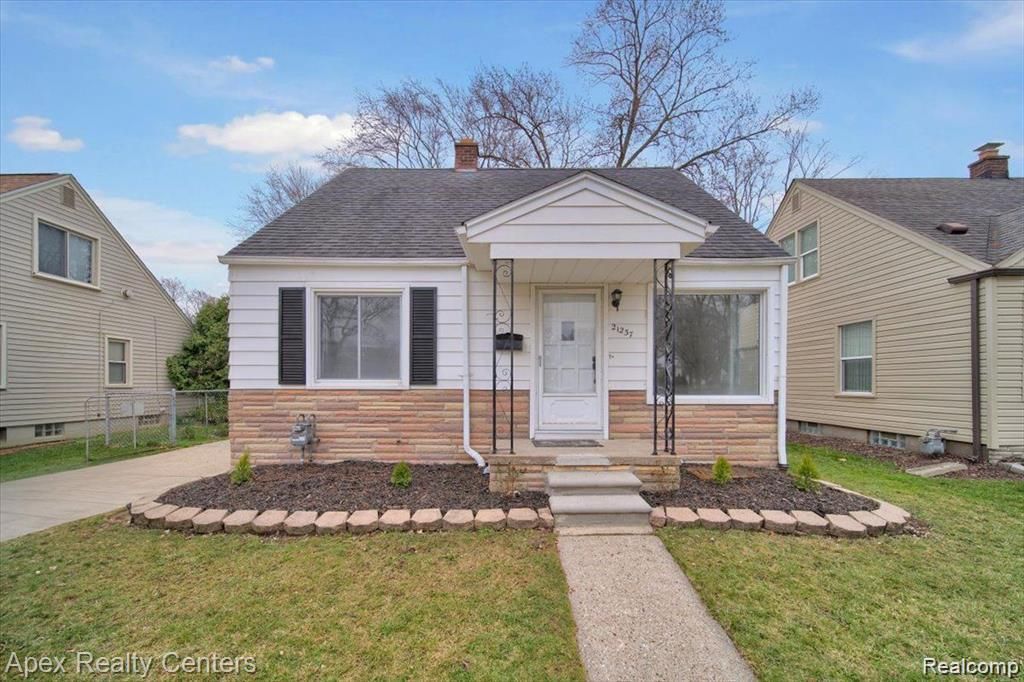 21237 Carlysle Street, Dearborn city