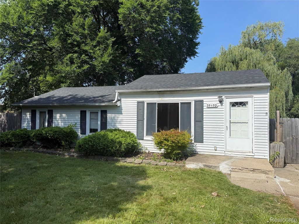 25453 Pine View Avenue, Warren city