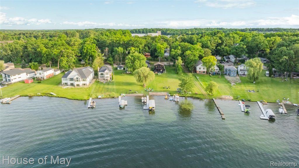 10890 Hillway Drive, White Lake charter township