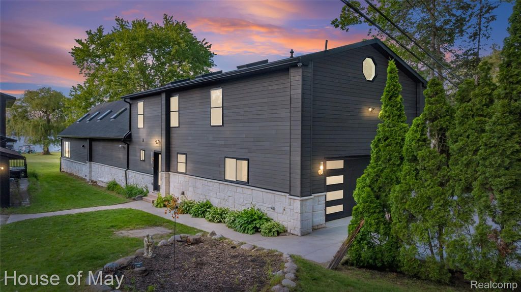10890 Hillway Drive, White Lake