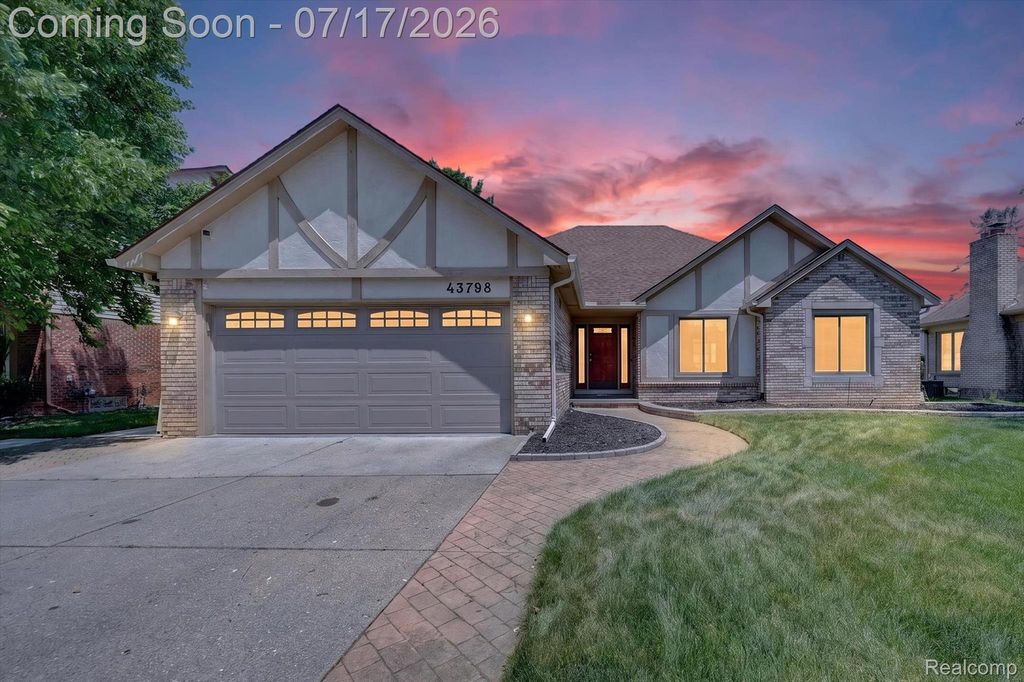 43798 Columbia Drive, Clinton charter township