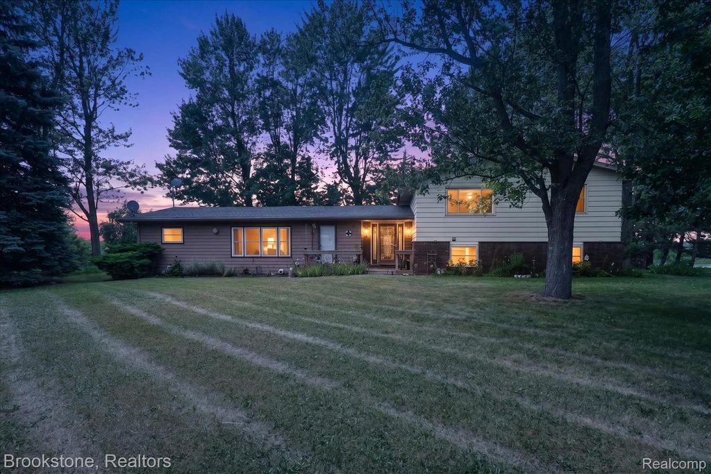 22025 Lakefield Road, Lakefield township