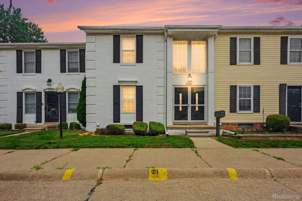 37491 Charter Oaks Boulevard, Clinton Township