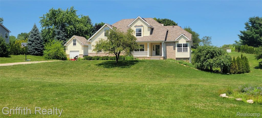 7055 Augustine Court, Deerfield township