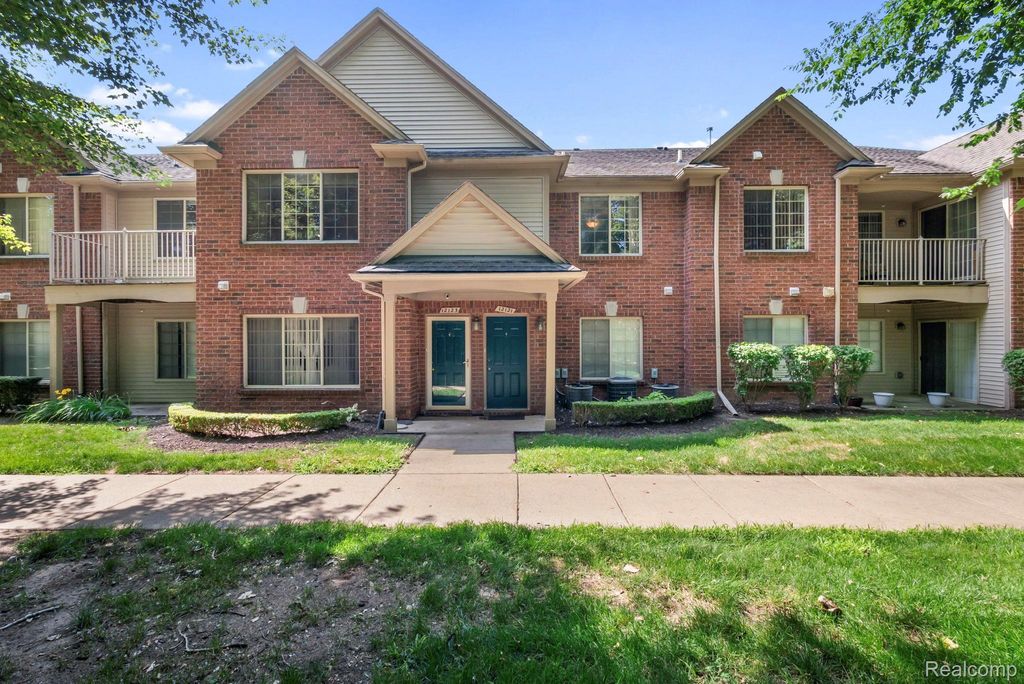 12121 Hidden View Court, Utica