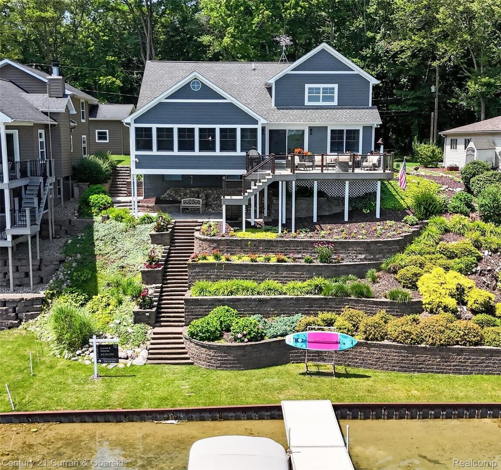 2770 Cozy Cove, Waterloo township