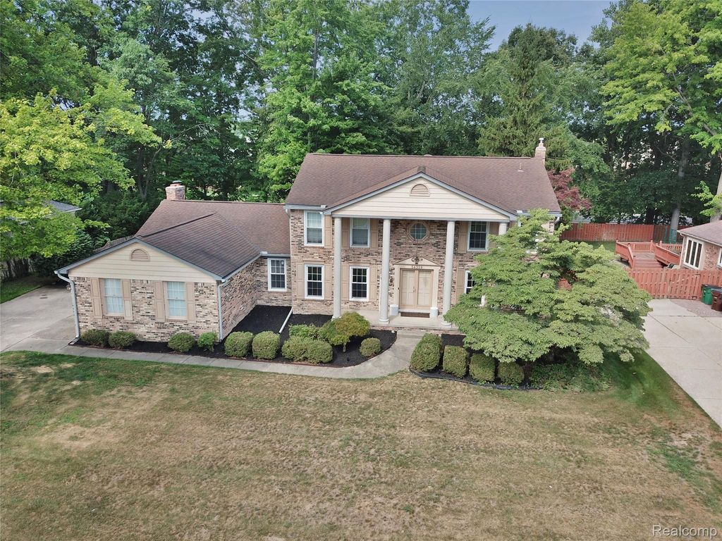 54359 Algonquin Drive, Shelby charter township