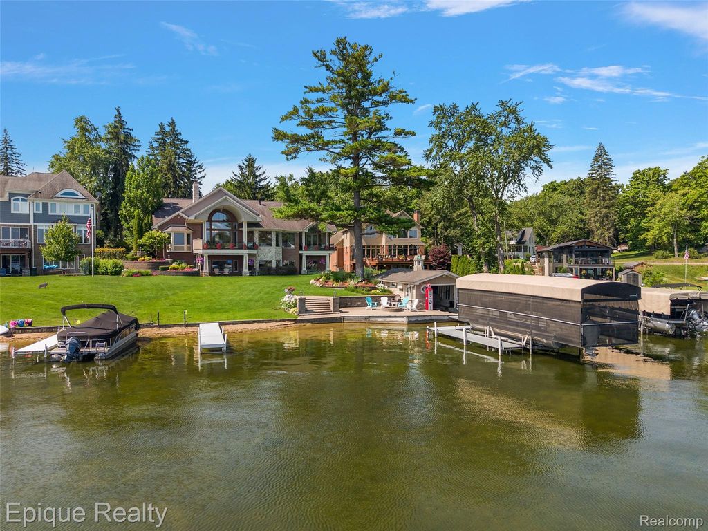 565 Shady Oaks Street, Orion charter township