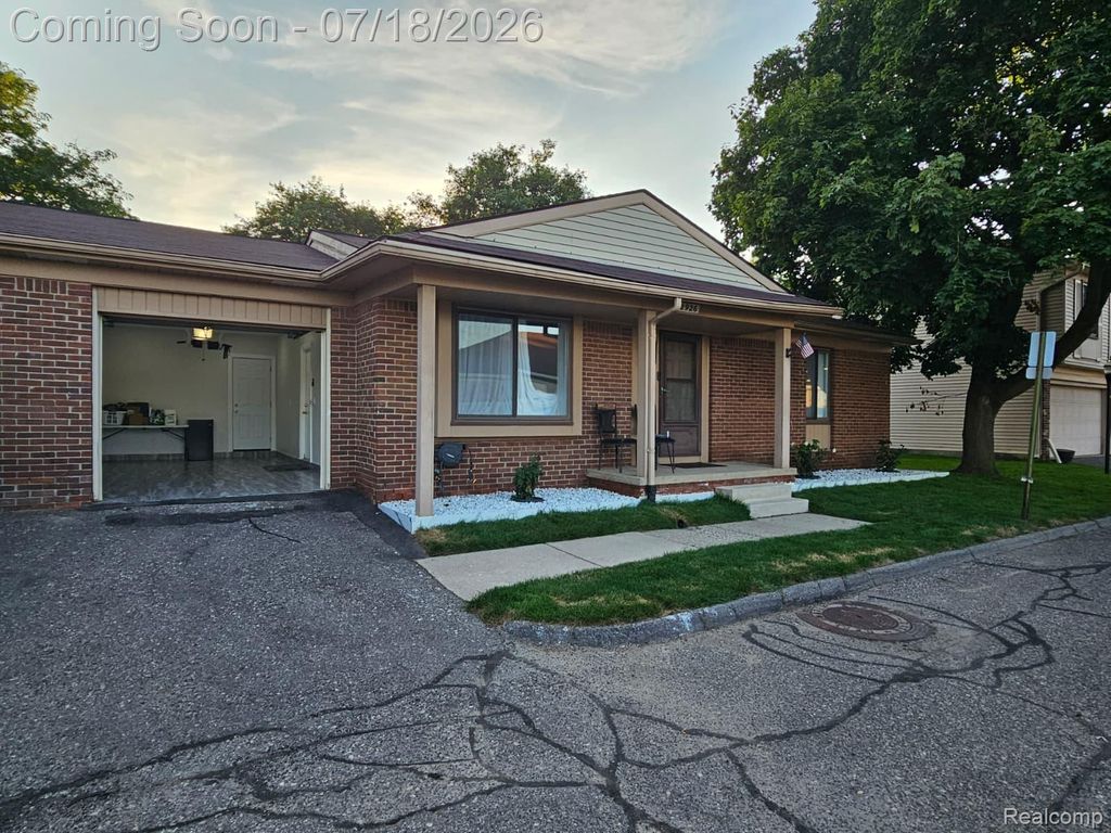 2926 Roundtree Drive, Troy