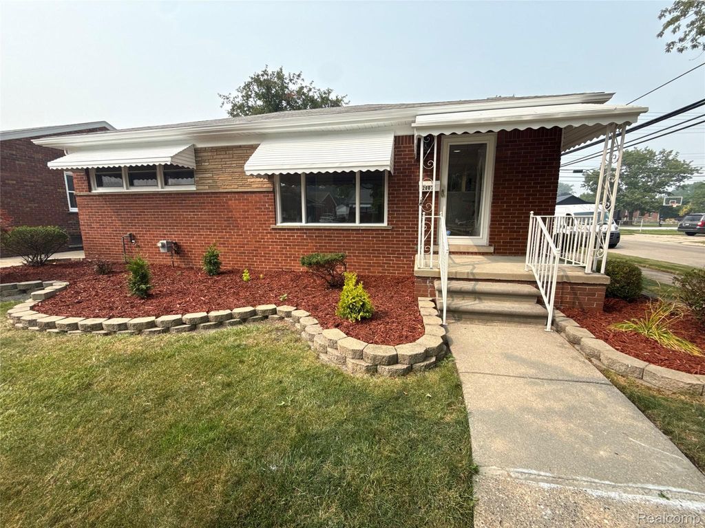 20017 California, St. Clair Shores city