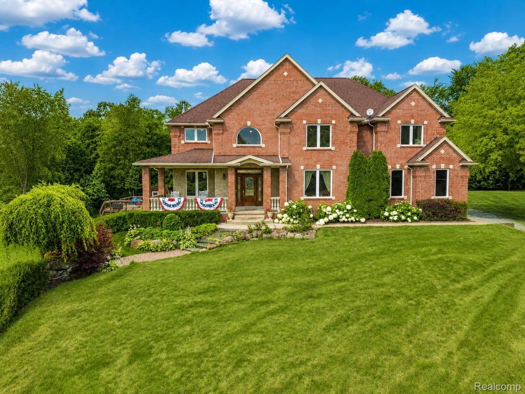 13445 Millie Court, Holly township