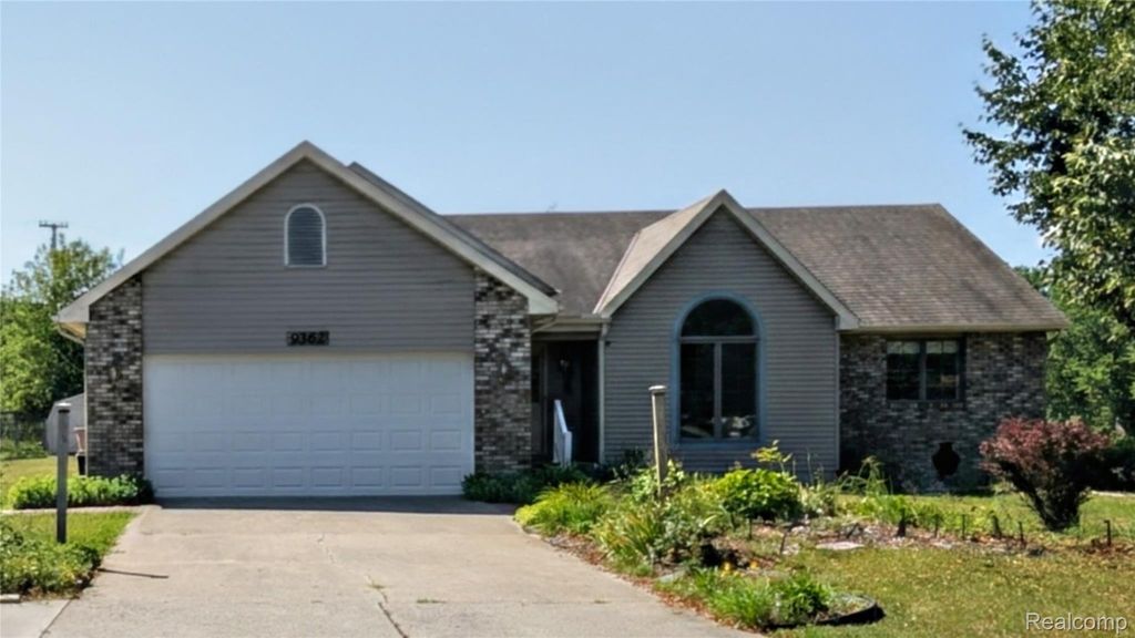 9362 Bennett Lake Road, Tyrone township