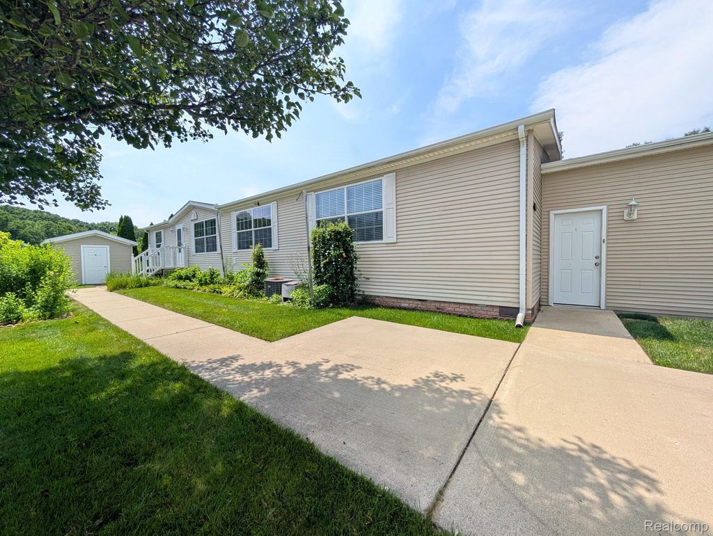 11766 Village Pines Court, Green Oak township