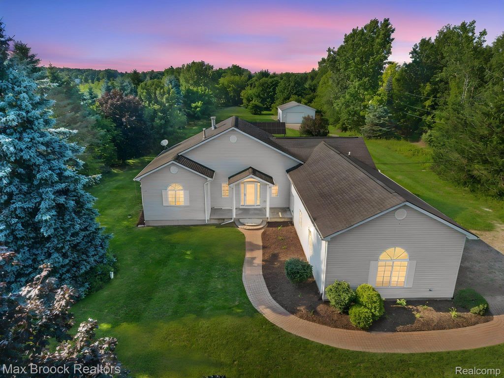 2165 Oakwood Road, Ortonville