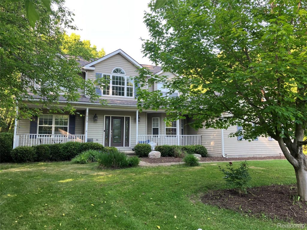 1815 Twin Lakes Boulevard, Oxford charter township