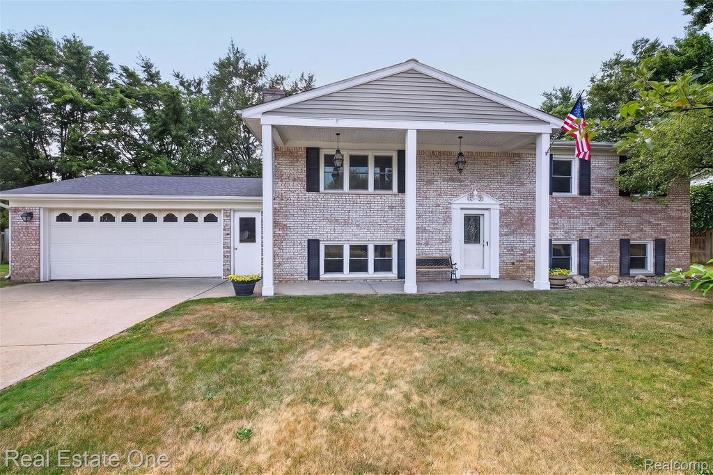5458 Gina Drive, Mundy township