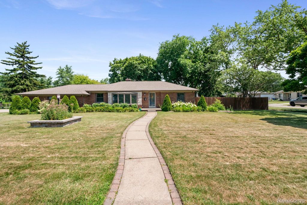 27200 Milton Avenue, Warren city