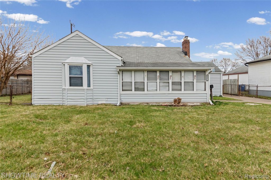 23276 Stewart Avenue, Warren city