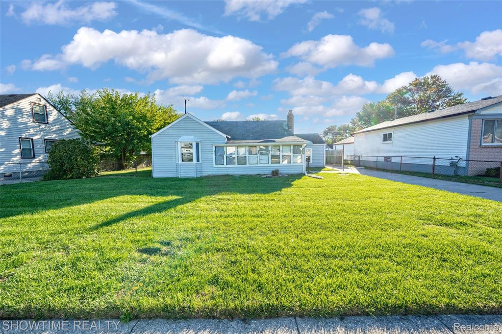23276 Stewart Avenue, Warren