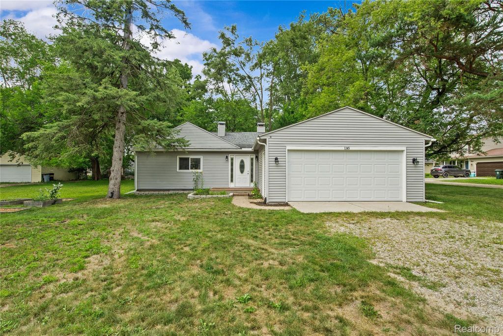 1145 Bayfield Street, Orion charter township