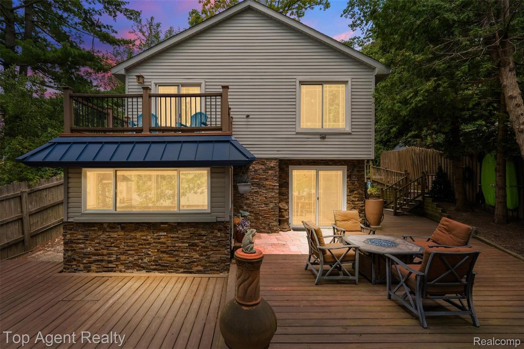 312 Beach Drive, Oakland charter township