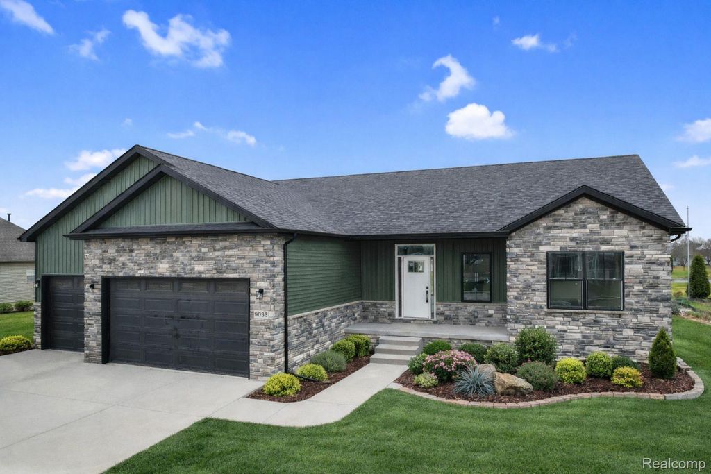 7246 Geraldine Circle, Gaines township