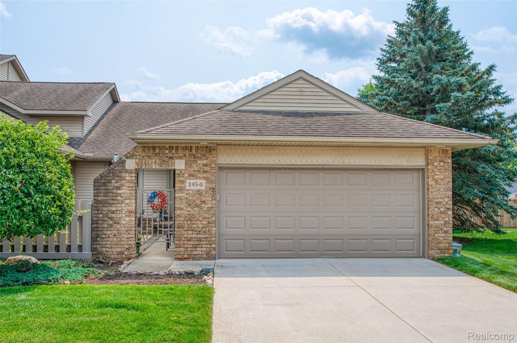 164 Addison Circle, Fowlerville