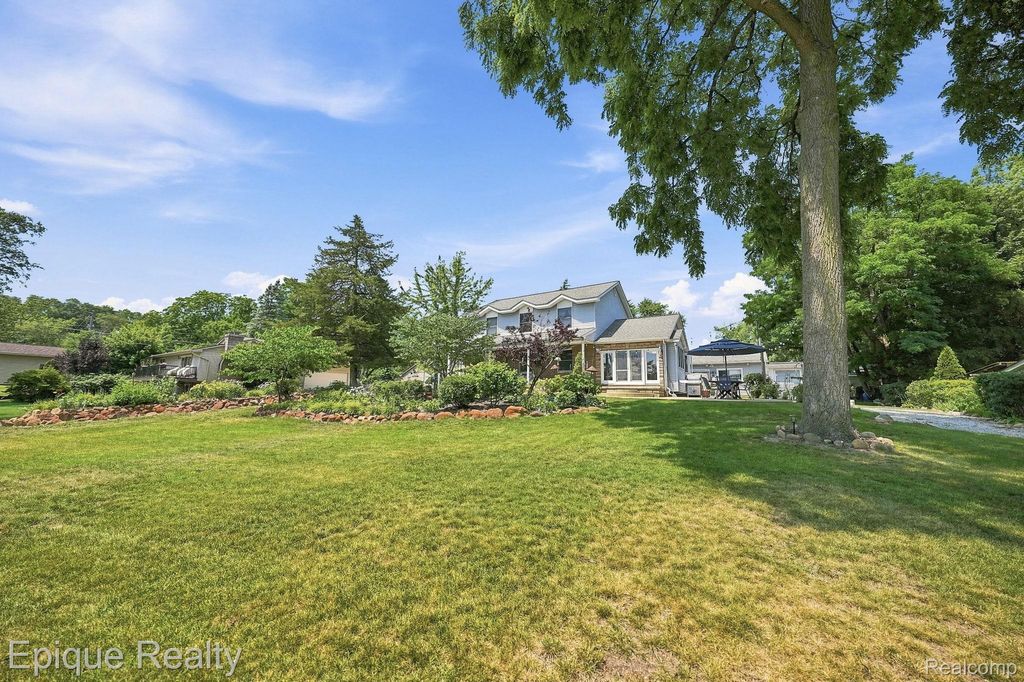 1642 Delmonte Street, Wolverine Lake village