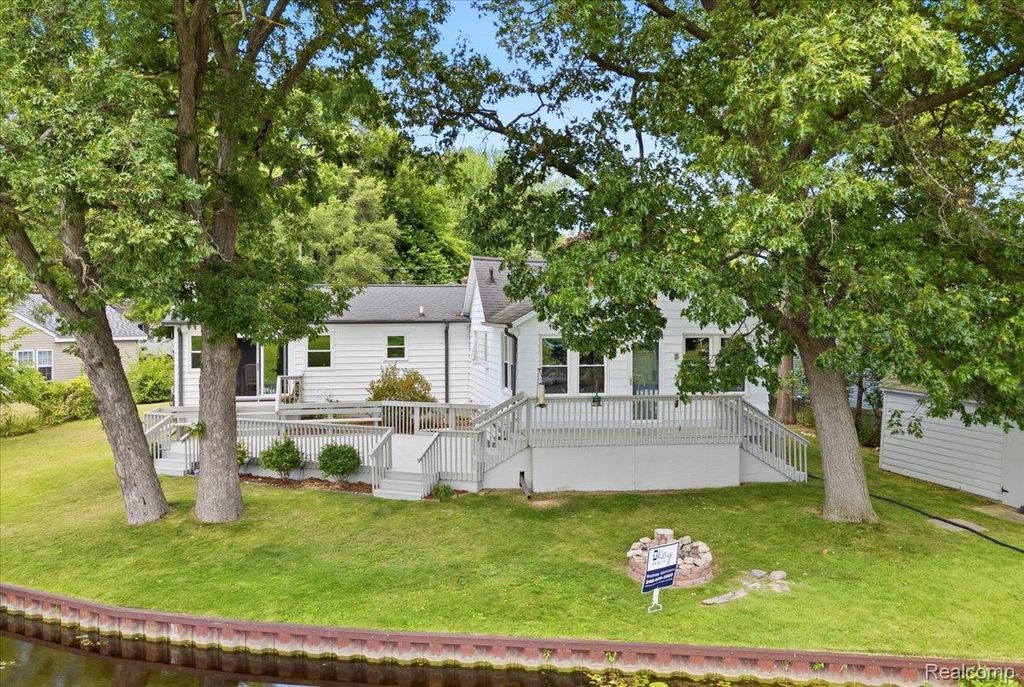 845 S Lakeside Drive, Leoni township