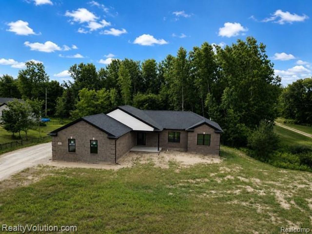7260 Newark Road, Imlay township