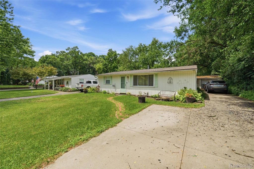 918 Pine Tree Road, Lake Orion village