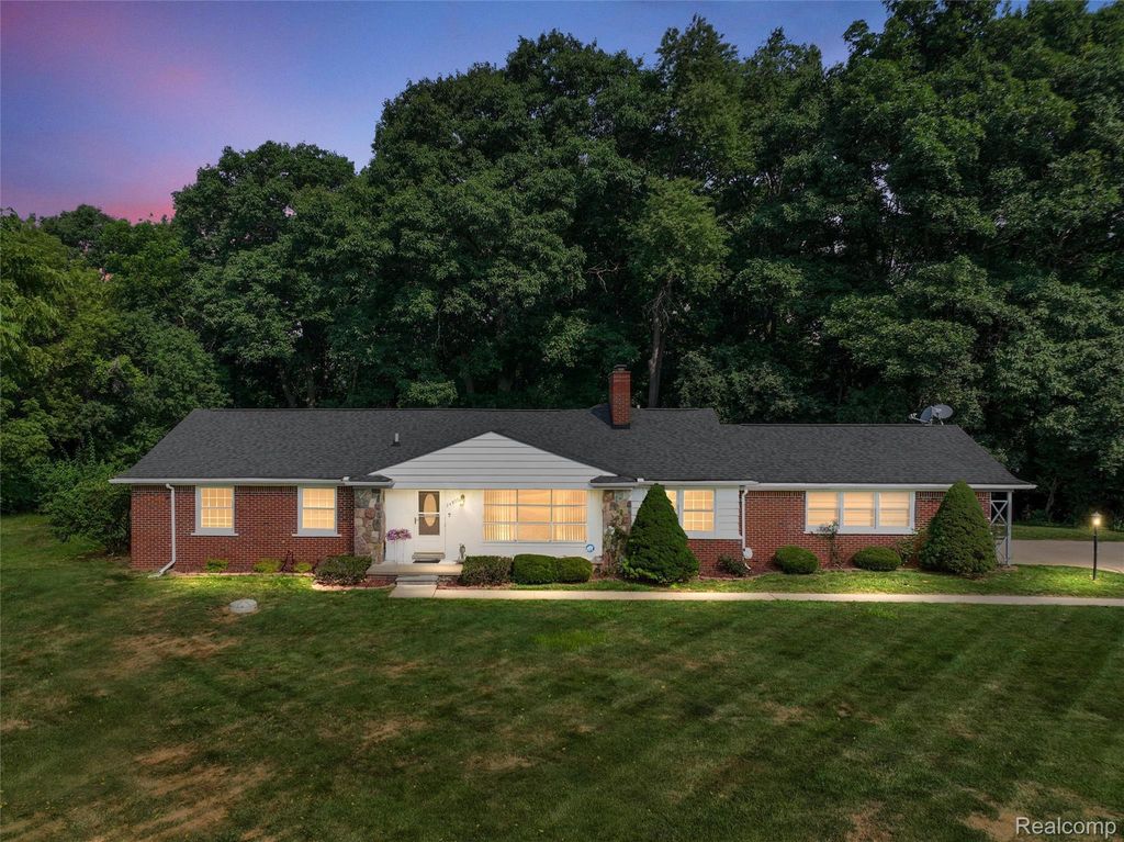 24800 N Cromwell Drive, Franklin village