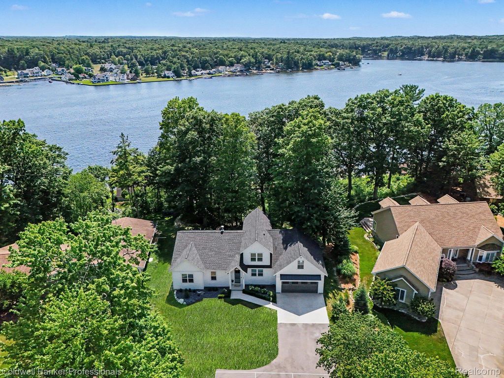 5253 W Lakeview Drive, Pentwater township