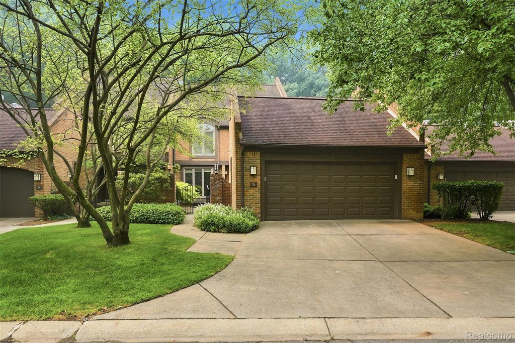 5 Timberlane Court, Dearborn