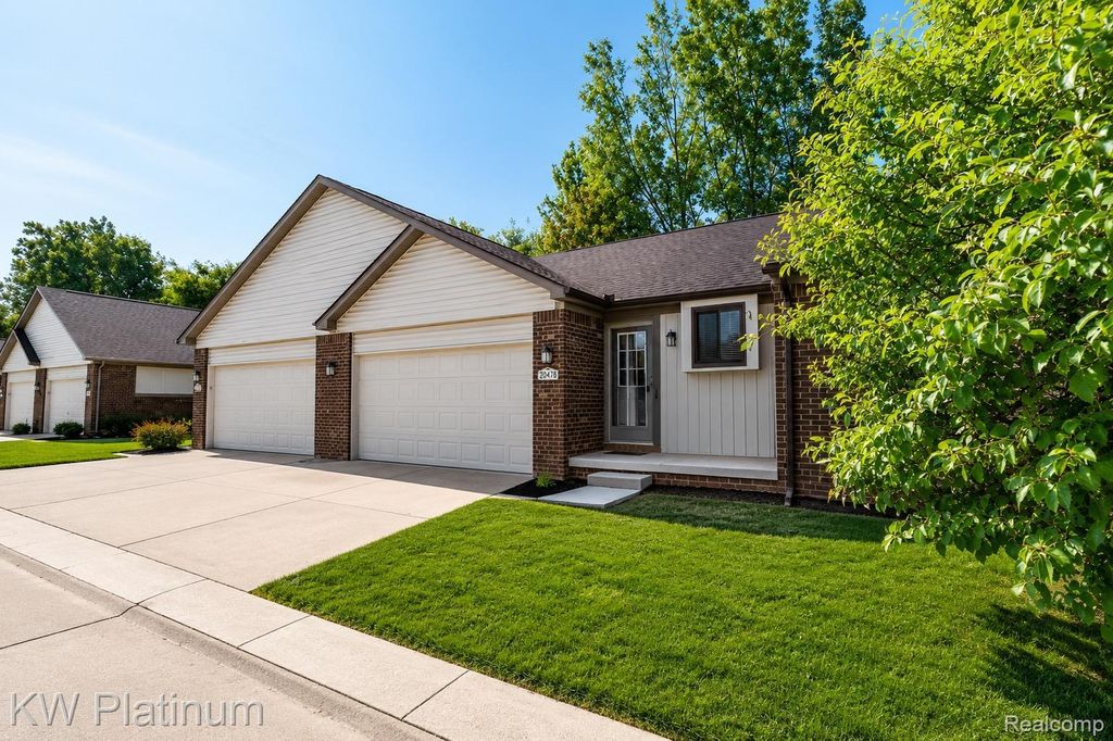 20478 Longwood Drive 30, Clinton Township