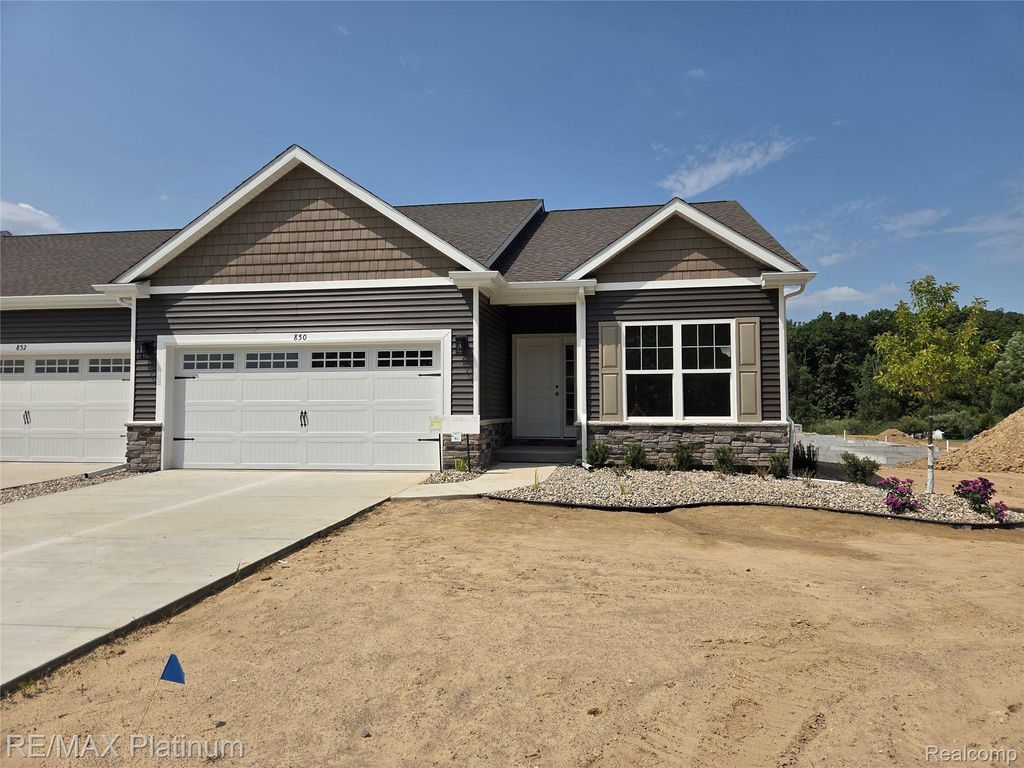 850 Oakwood Circle 41, Fenton city