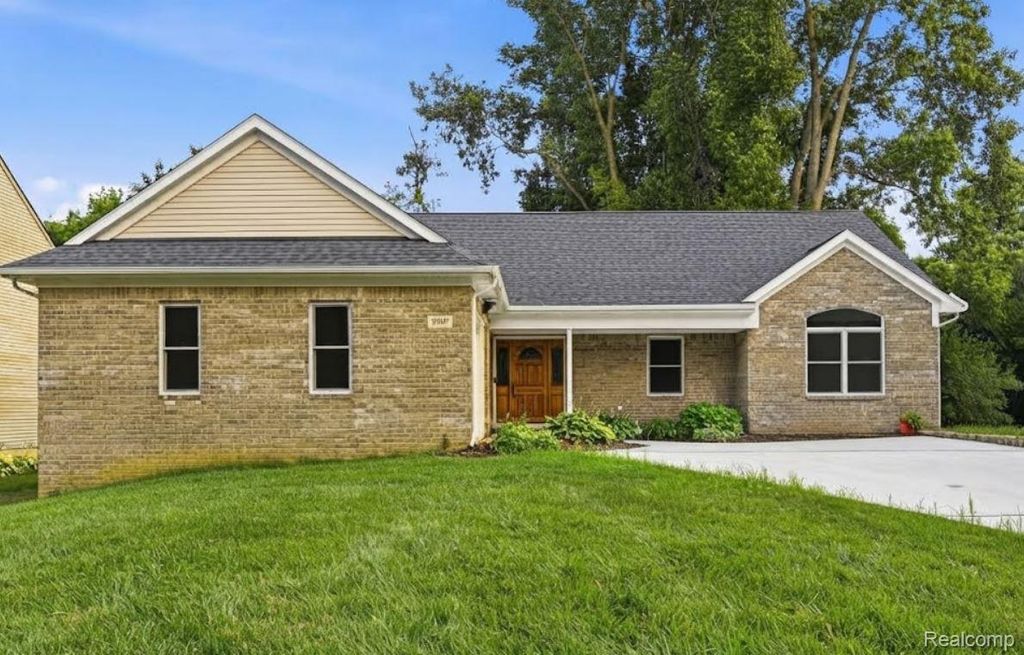 3907 Pontiac Lake Road, Waterford charter township