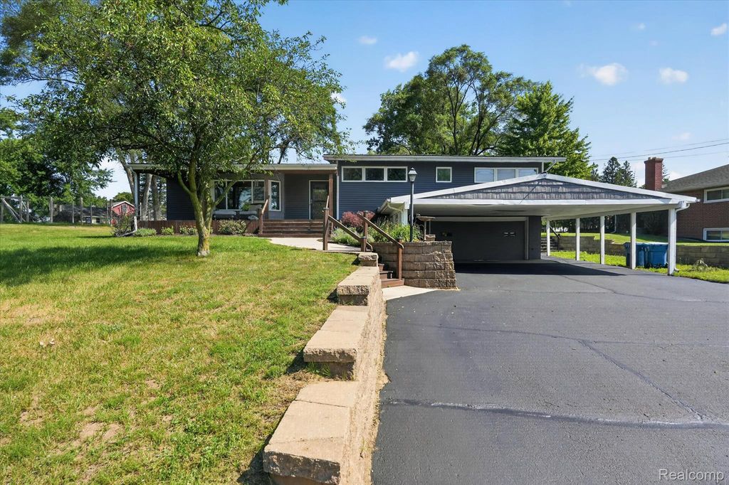 1434 Petts Road, Fenton charter township