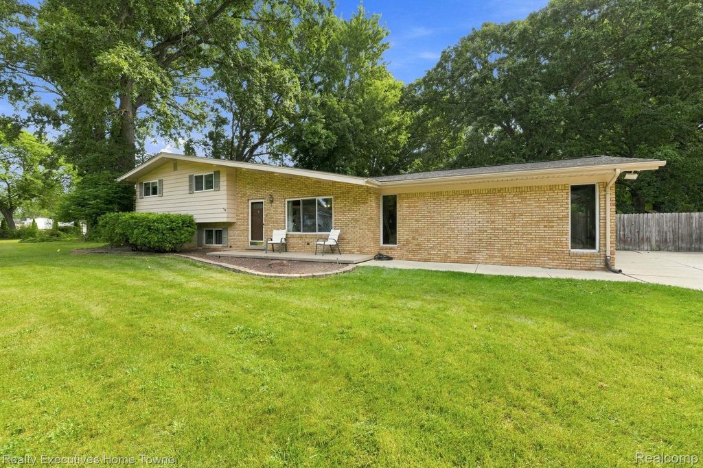46500 Cypress Street, Shelby charter township