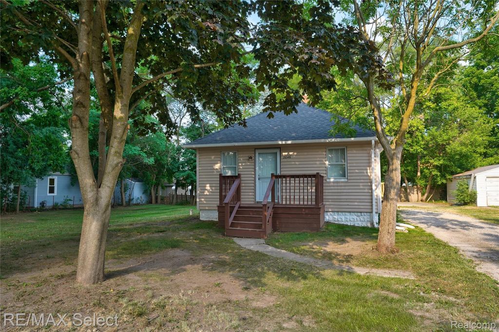 2046 Lambden Road, Flint charter township