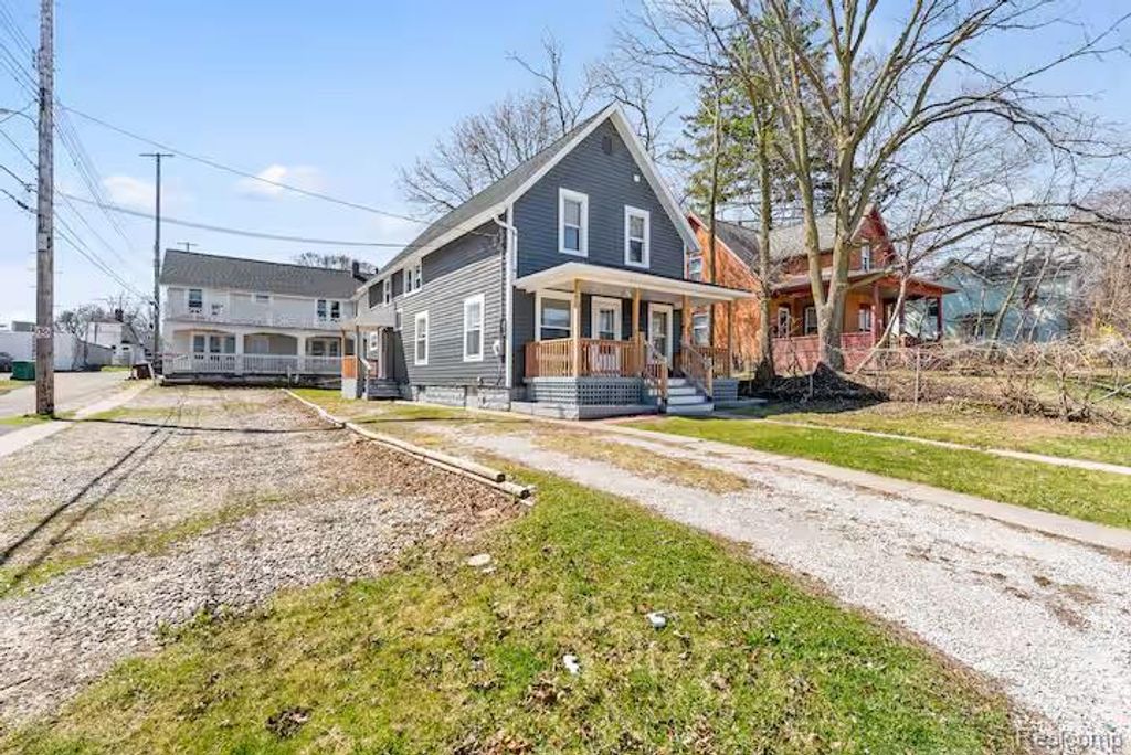 119 Moores River Drive, Lansing city