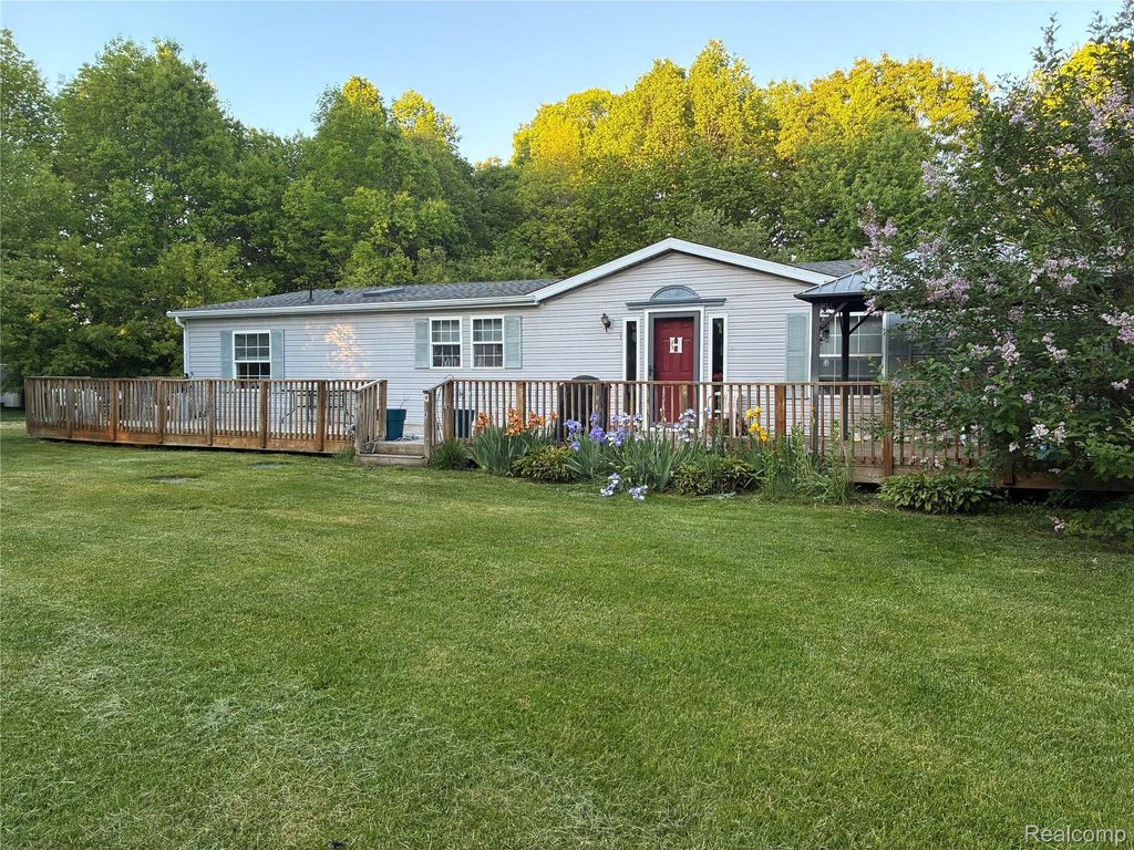 9386 Henderson Road, Forest township
