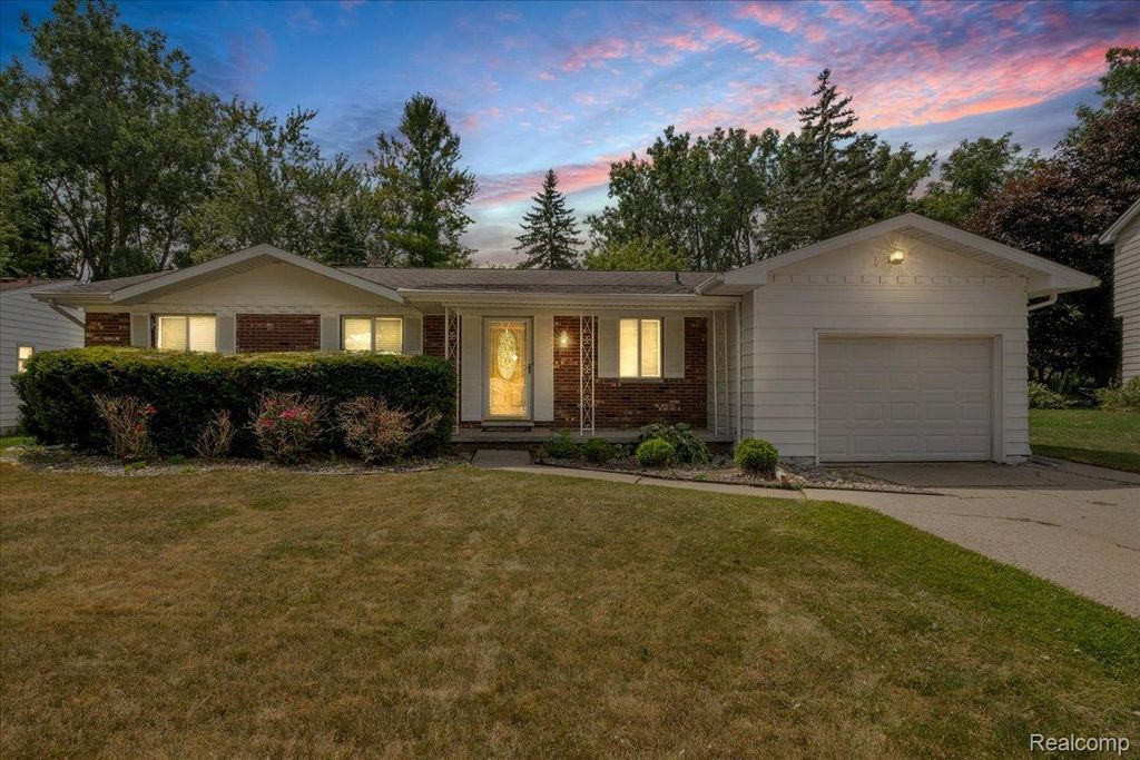 1933 Tamarisk Drive, East Lansing city