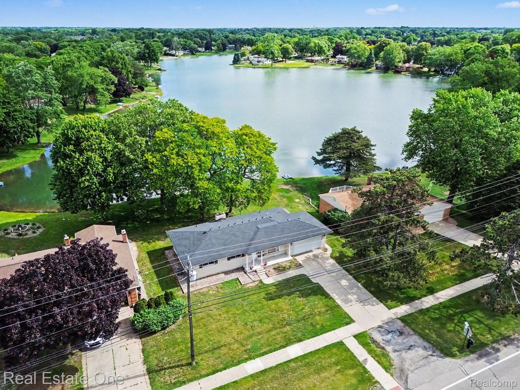 1347 E Square Lake Road, Troy city