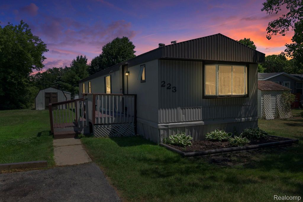 351 North Squirrel Road 223, Auburn Hills city