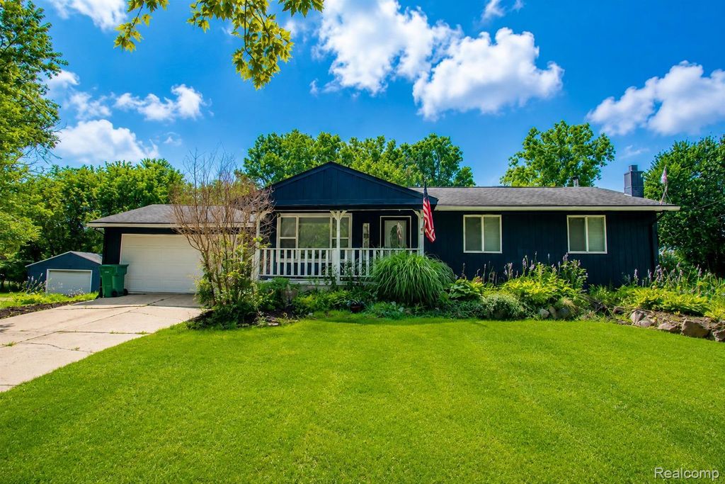 12320 N Holly Road, Holly township