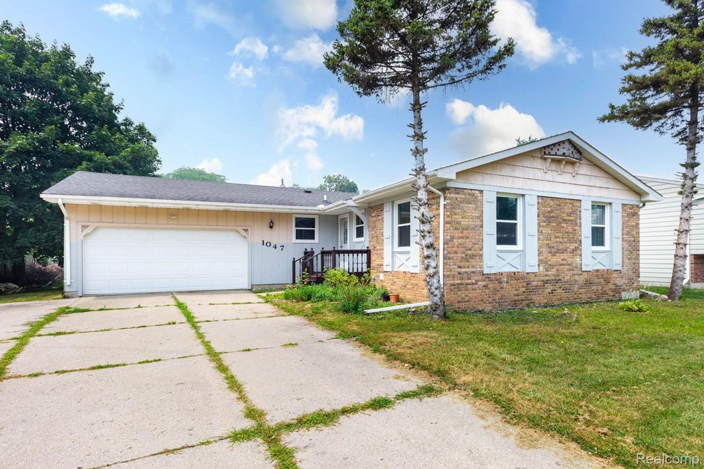 1047 Coolidge Road, Lansing city