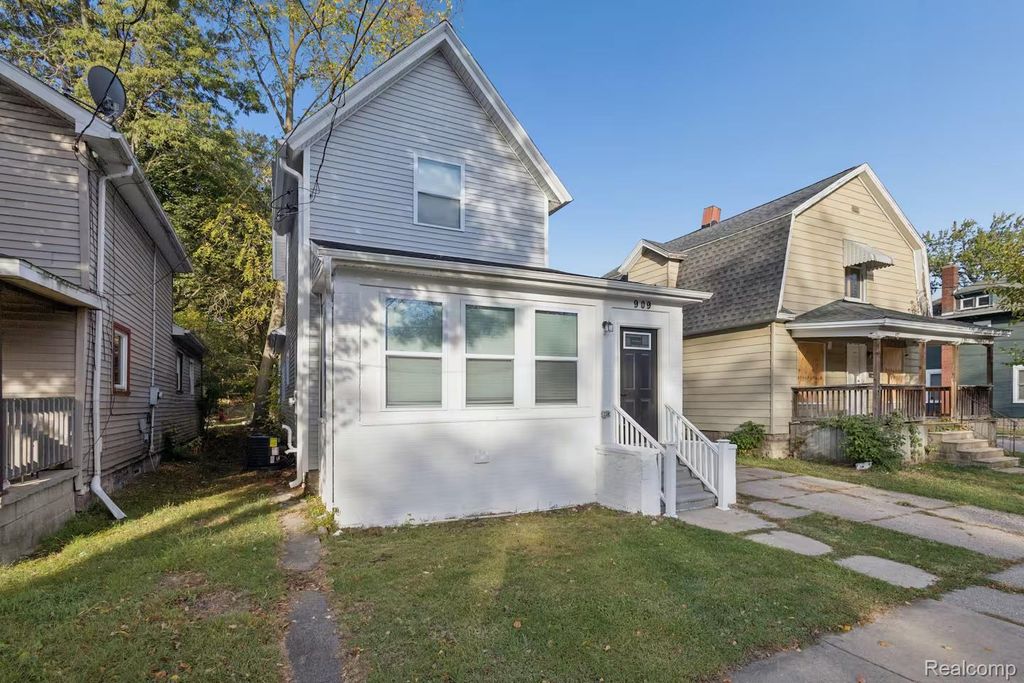 909 N Pine Street, Lansing city