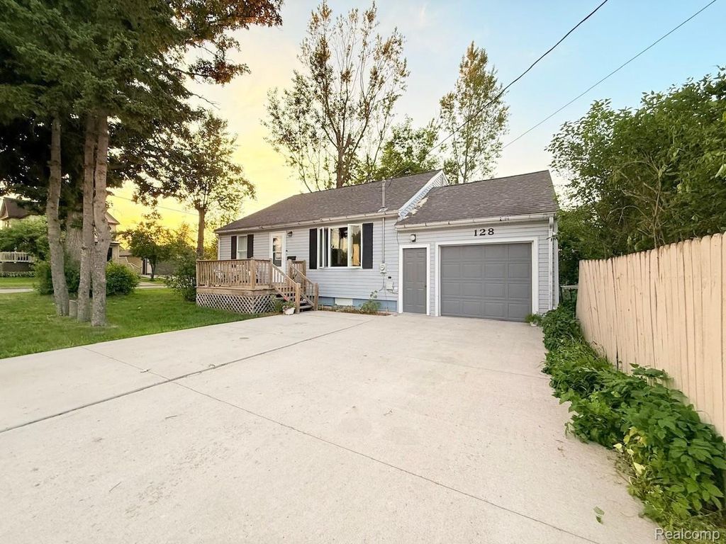 128 W 10th Avenue, Sault Ste. Marie city